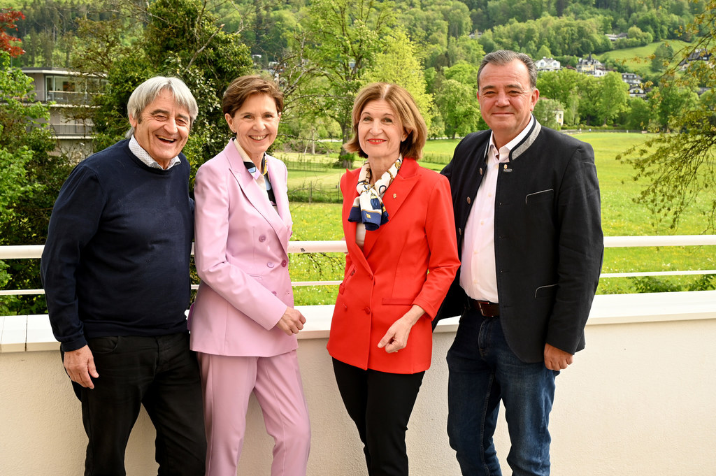 Soziale Unterstützung war bestimmendes Thema beim Seniorenbeirat. LR Christian Pewny, im Bild mit LTP Brigitta Pallauf, Wolfgang Höllbacher (Stv. Vorsitzender, li.), und Vorsitzende Andrea Gitschthaler, informierte über Förderungen und Entwicklungen.